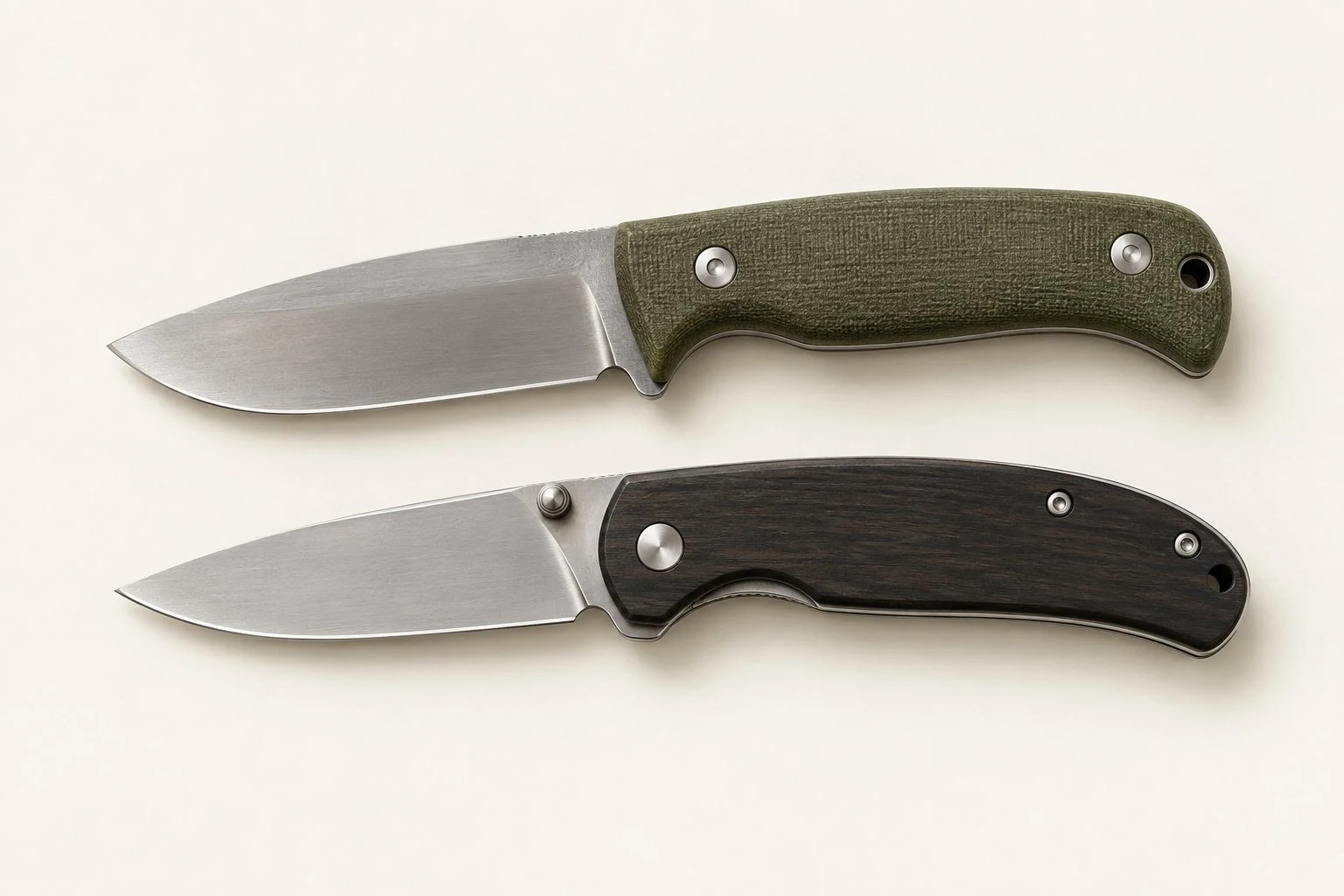 Beispiele: Outdoormesser und geöffnetes Taschenmesser mit glatter Schneide